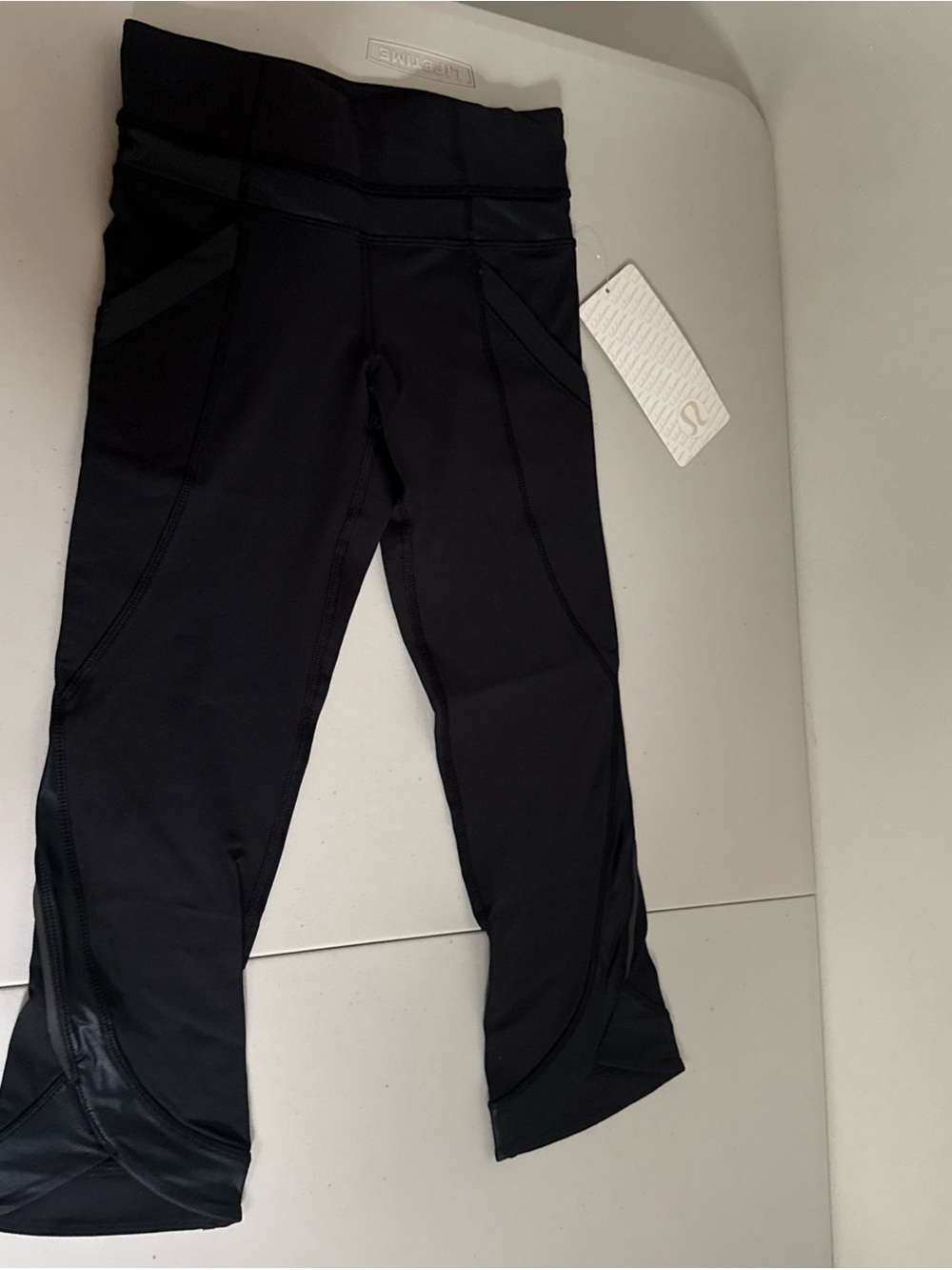 Lululemon Chase Me Crop II NWT Black Size 2